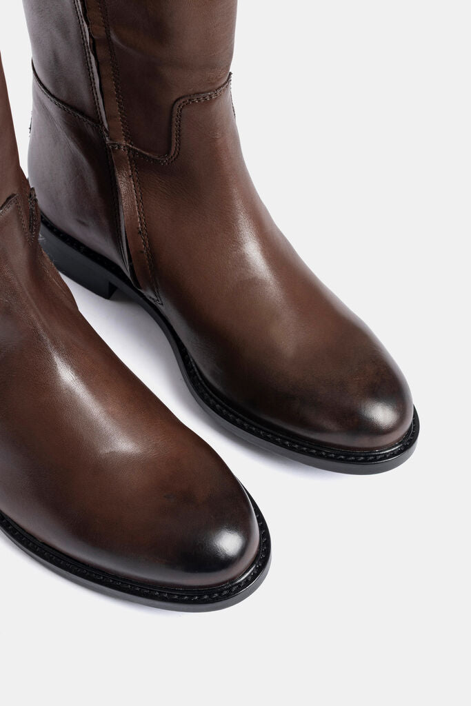 Brown Leather Knee-High Boots with Classic Silhouette