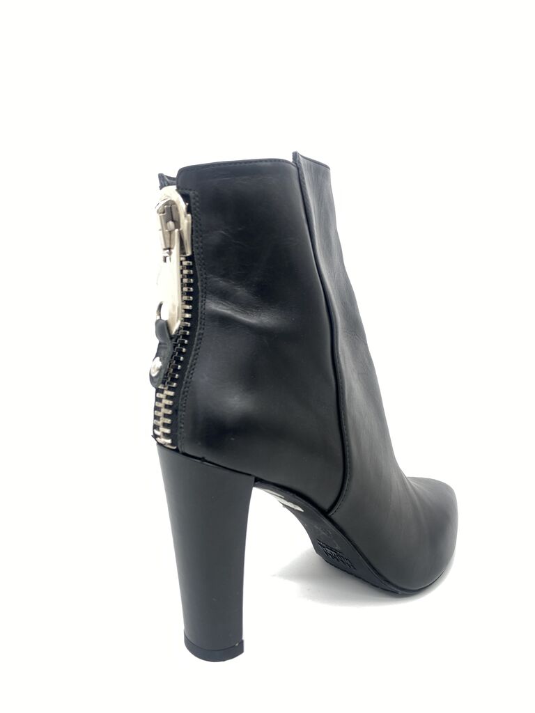 Black Ankle Boot with Heel and Zip Detailing