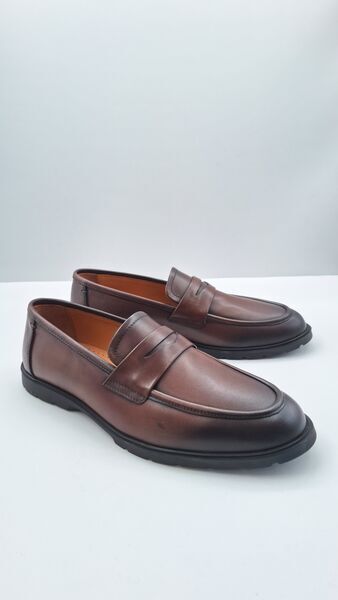 Brown Leather Loafers with Classic Silhouette