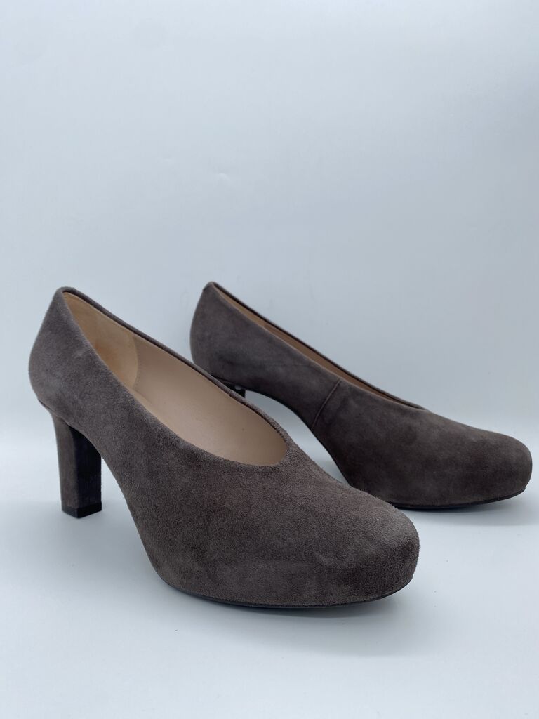 Brown Suede Pumps with Chunky Heel