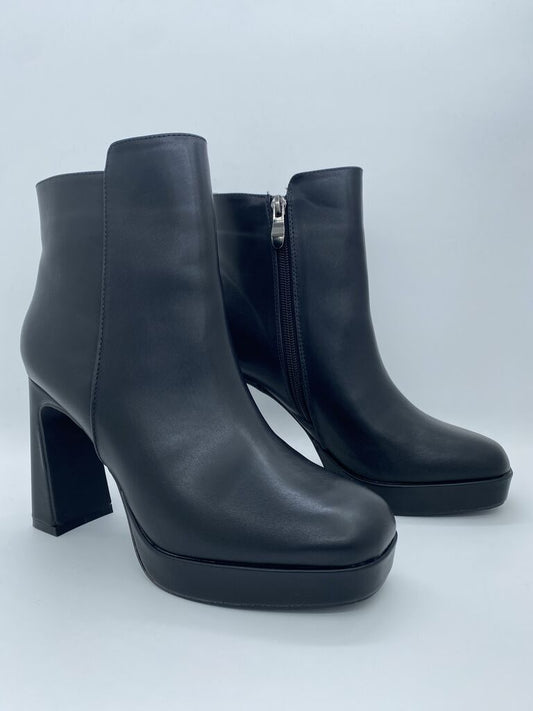 Black High-Heeled Platform Ankle Boots