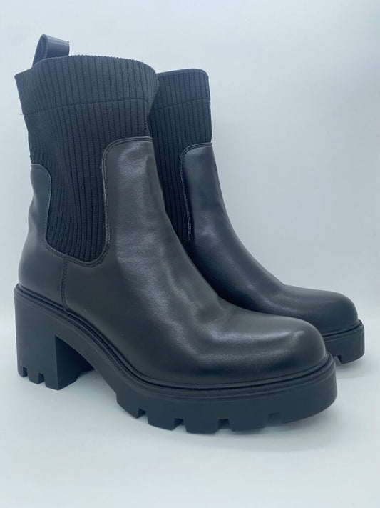 Black Ribbed Ankle Boots with Chunky Sole