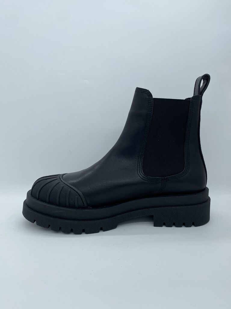 Black Leather Chelsea Boot with Ribbed Cap Toe