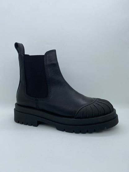 Black Leather Chelsea Boot with Ribbed Cap Toe