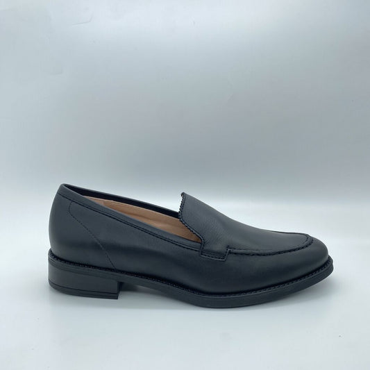 Black Leather Loafer with Classic Silhouette