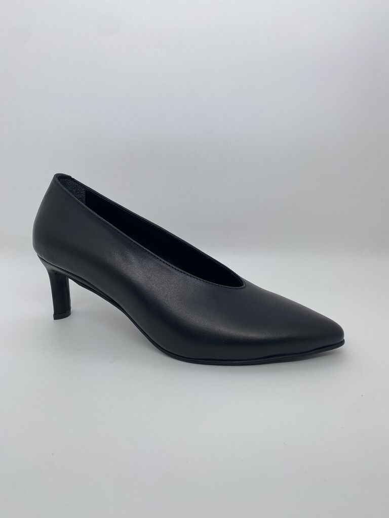 Black Sleek Leather Heel with Pointed Toe