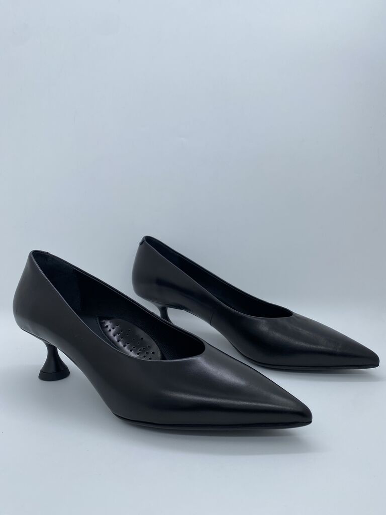 Black Pointed Toe Pumps with Sculpted Heel