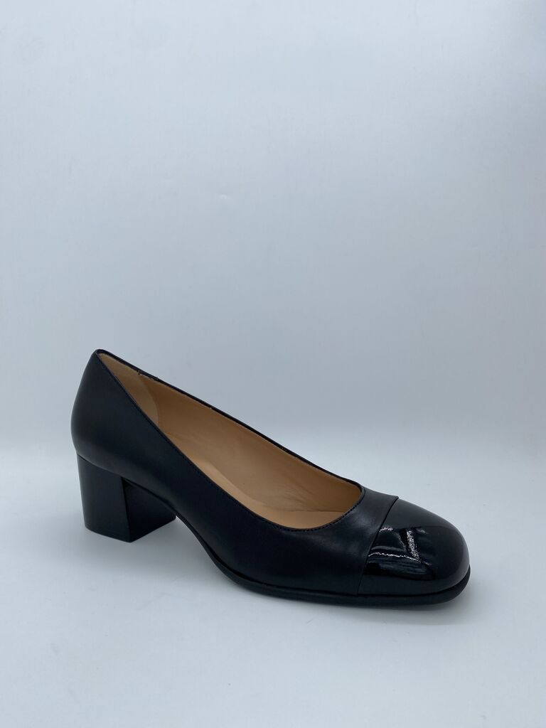 Black Leather Pumps with Glossy Toe