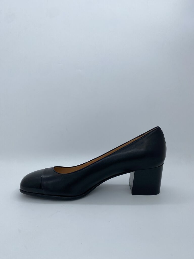 Black Leather Pumps with Glossy Toe